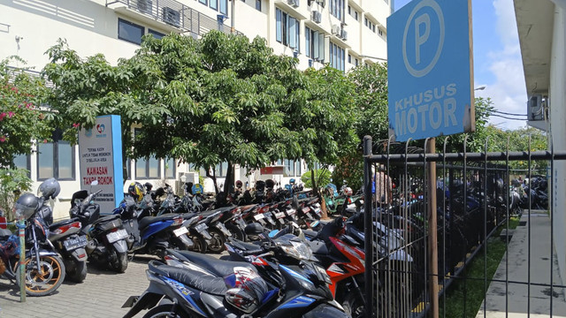 Suasana parkiran RSU Tangerang Selatan usai tak dikuasai ormas. Kini dikelola oleh perusahaan parkir, Selasa (27/5/2025). Foto: Dok. kumparan