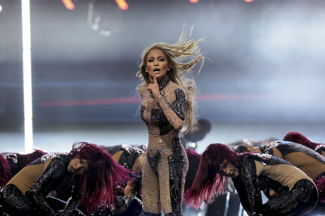 Penyanyi Jennifer Lopez membawakan lagunya  saat tampil dalam American Music Awards 2025 di Las Vegas, Nevada, Amerika Serikat, Senin (26/5/2025). Foto: Mario Anzuoni/Reuters