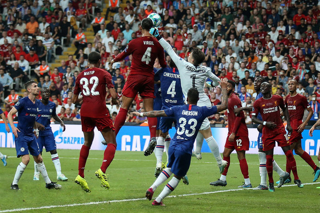 Aksi Van Dijk menyambut umpan silang dalam laga final UEFA Super Cup 2019 kontra Chelsea. -- MojNews, CC BY 4.0, via Wikimedia Commons