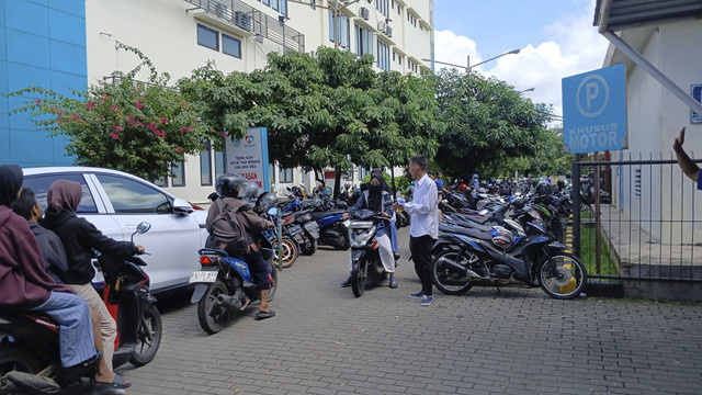 Suasana parkiran RSU Tangerang Selatan usai tak dikuasai ormas. Kini dikelola oleh perusahaan parkir, Selasa (27/5/2025). Foto: kumparan