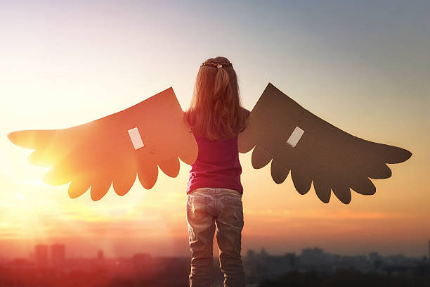 Ilustrasi sayap pada gambar tersebut melambangkan dukungan dan perhatian agar anak dapat terbang tinggi meraih cita-citanya. Foto : iStock karya Choreograph.