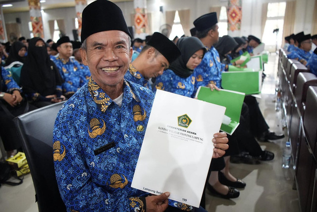 Misman pegawai Kantor Urusan Agama (KUA) Kecamatan Natar, Lampung Selatan, menjadi peserta tertua dalam pelantikan PPPK Kemenag Lampung | Foto : Dok. Humas Kemenag