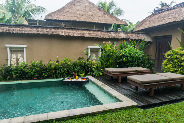 Villa di Bogor dengan private pool, foto hanya ilustrasi, bukan tempat sebenarnya: Unsplash/Antonio Araujo