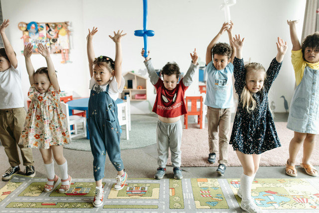 Ilustrasi belajar aktif di dalam kelas mendorong anak untuk berpikir kritis dan kreatif. Foto: Pexels oleh Pavel Danilyuk