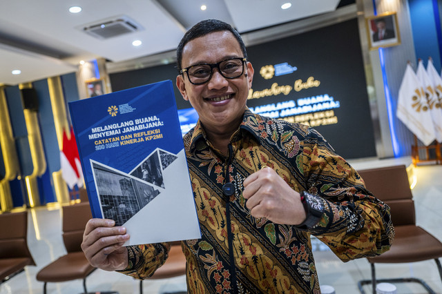 Menteri Perlindungan Pekerja Migran Indonesia Abdul Kadir Karding menunjukkan buku Melanglang Buana, Menyemai Janabijana usai launching buku catatan dan refleksi 200 hari kinerja Kementerian P2MI di Kementerian P2MI, Jakarta, Selasa (27/5/2025). Foto: Bayu Pratama S/ANTARA FOTO