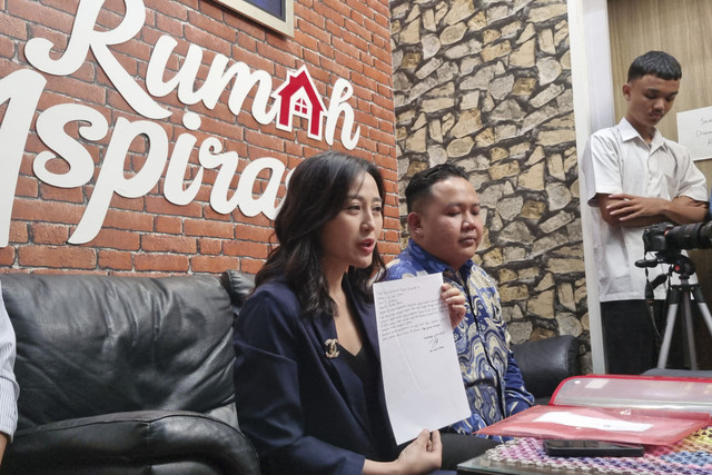 Pengacara Janhwa Diana, Elok Kadja di rumah dinas Armuji, Selasa (27/5/2025). Foto: Farusma Okta Verdian/kumparan