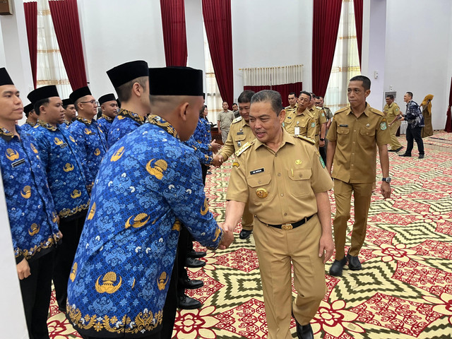 Gubernur Kalbar, Ria Norsan sedang memberikan selamat kepada 51 ASN yang dilantik pada Selasa, 27 Mei 2025. Foto: Raniansyah/Hi!Pontianak