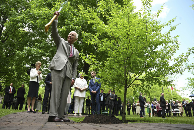 Raja Charles III mengangkat sekop setelah upacara penanaman pohon di kediaman resmi Gubernur Jenderal Kanada, Rideau Hall, Ottawa, Kanada, Senin (26/5/2025). Foto: Ben Stansall/AFP