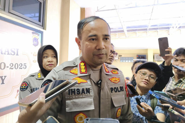 Kabid Humas Polda DIY Kombes Pol Ihsan menyebut pengemudi BMW yang tabrak mahasiswa UGM Argo Ericko Achfandi hingga tewas ditetapkan tersangka oleh Polresta Sleman, Selasa (27/5/2025). Foto: Arfiansyah Panji Purnandaru/kumparan