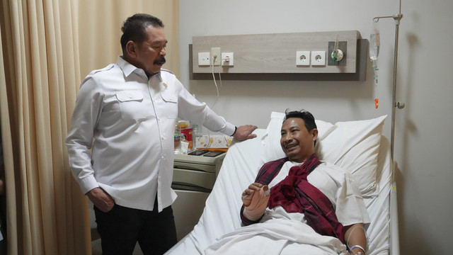 Jaksa Agung ST Burhanuddin membesuk pegawai Kejagung yang dibacok orang tak dikenal di kawasan Depok, Jawa Barat. Foto: Istimewa