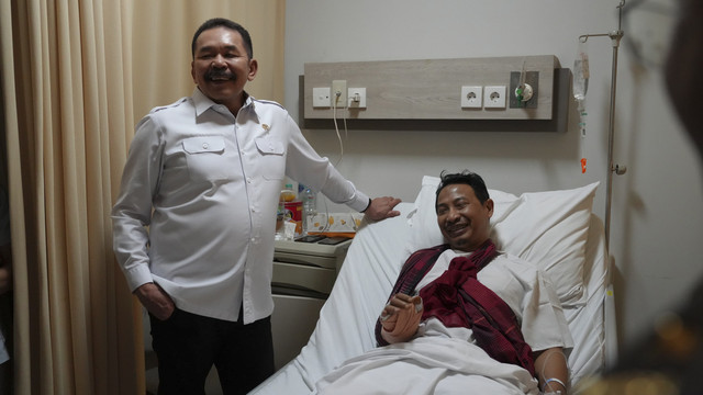 Jaksa Agung ST Burhanuddin membesuk pegawai Kejagung yang dibacok orang tak dikenal di kawasan Depok, Jawa Barat. Foto: Istimewa