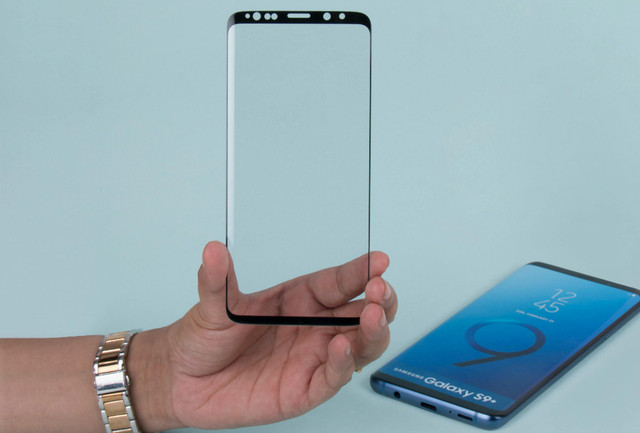 Ilustrasi cara memasang tempered glass - Sumber: pexels.com/@rann-vijay