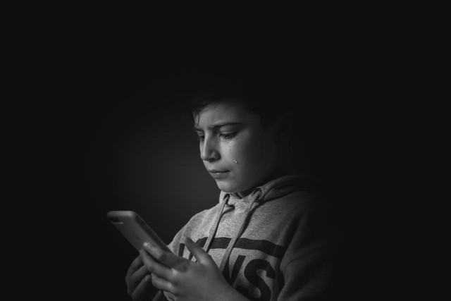 Ilustrasi membaca ucapan perpisahan bikin nangis. Foto: Pexels.com