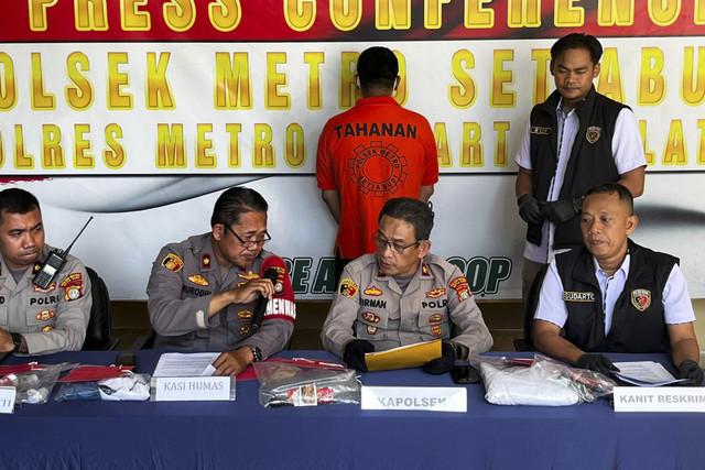 Konferensi Pers Ungkap Kasus Pesta Seks Sesama Jenis di Hotel Bintang 4 Wilayah Setiabudi, Jakarta Selatan di Polsek Setiabudi, Jakarta Selatan, Selasa (27/5/2025). Foto: Rayyan Farhansyah/kumparan