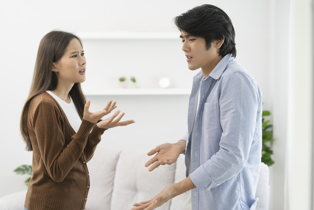 Ilustrasi pasangan suami istri bertengkar atau berdebat. Foto: Shutterstock