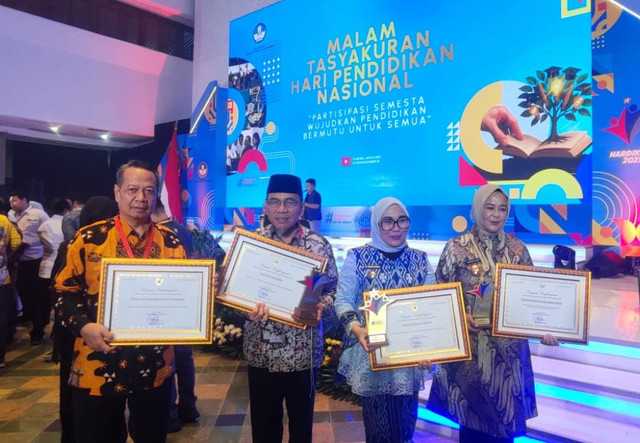 (Kiri-kanan) Kepala Dinas Pendidikan Pemuda dan Olahraga DIY Drs.Suhirman,M.Pd, Wakil Walikota kota Padang H. Maigus Nasir, M.Pd, Bupati Kabupaten Mamuju Dr. Hj. Sitti Sutinah Suhardi, SH., M.Si dok Yayasan Plan International Indonesia