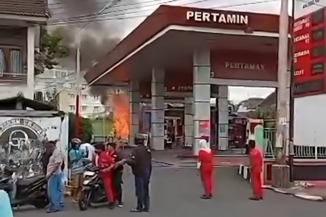 Kebakaran di SPBU Pertamina 44.552.14, Gedongtengen, Yogyakarta, Selasa (27/5) pukul 13.05 WIB. Foto: Instagram @damkarjogjaistimewa