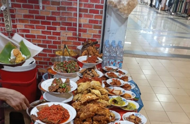 Gambar ini diambil oleh penulis saat sedang membeli nasi padang