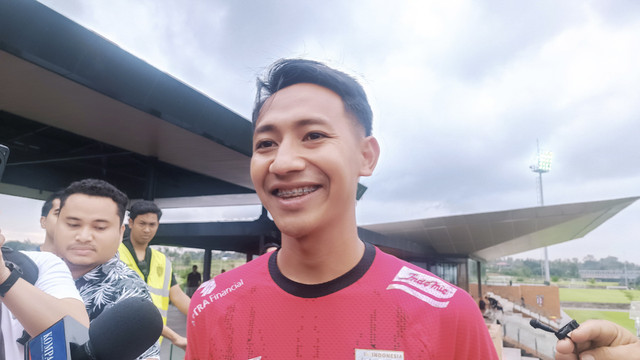 Pemain Timnas Indonesia Beckham Putra menjawab pertanyaan wartawan usai sesi latihan Timnas Indonesia jelang Kualifikasi Piala Dunia Ronde Ketiga di Training Center Bali United, Pantai Purnama, Gianyar, Bali, Selasa (27/5/2025). Foto: Denita BR Matondang/kumparan