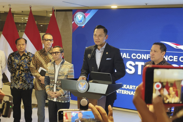Menko Infrastruktur dan Pembangunan Kewilayahan, Agus Harimurti Yudhoyono (AHY) memberikan keterangan pers di kantor Kemenko Infra, Jakarta, Selasa (27/5/2025). Foto: Luthfi Humam/kumparan