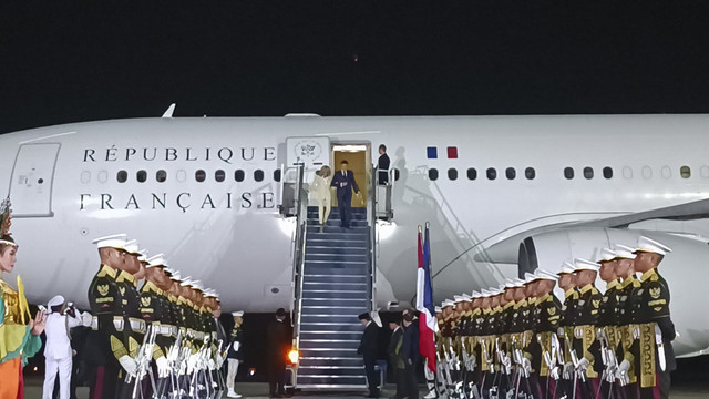 Presiden Prancis Emmanuel Macron di Lanud Halim Perdanakusuma, Selasa (27/5/2025).  Foto: Zamachsyari/kumparan