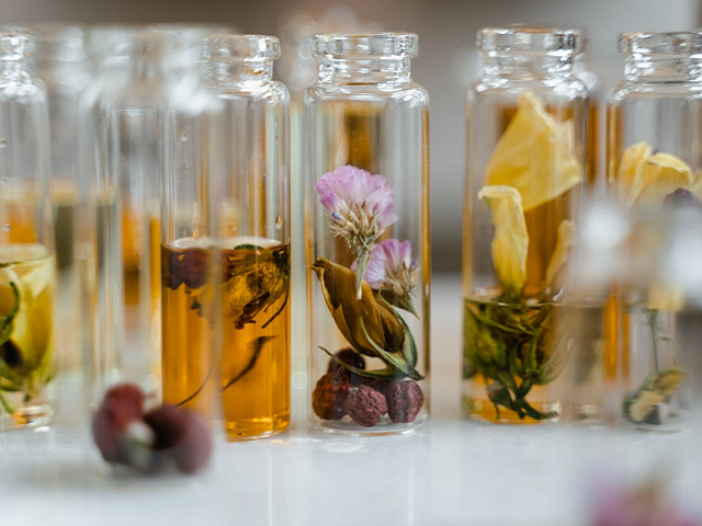 Ilustrasi mix parfum yang enak untuk pria. Sumber: pexels.com/MartProduction.