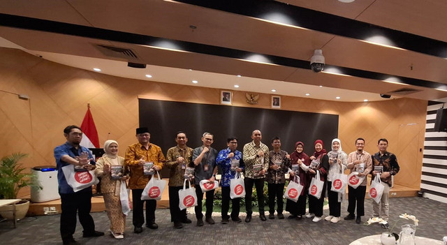 Penulis Buku Kupas Foto Bersama Direktur Sosialisasi dan Kampanye Antikorupsi (sumber: dok. pribadi)