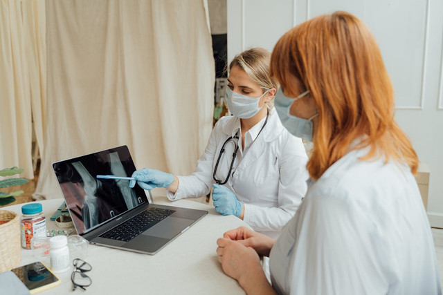 Ilustrasi dokter merekomendasikan terapi untuk penderita osteoarthritis. Foto: Pexels.com