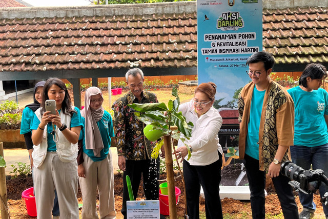 Director Communications Djarum Foundation Mutiara Diah Asmara bersama Joddy Mulyasetya Putra, canggah atau keturunan keempat R.A Kartini dan pejabat daerah secara simbolis menanam tanaman di taman Inspirasi Kartini di Museum R.A Kartini, Rembang. Foto: Intan Alliva Khansa/kumparan