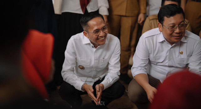 Wali Kota Palembang, Ratu Dewa, bersama Kepala Badan Pangan Nasional, Arief Prasetyo Adi saat meninjau Koperasi Merah Putih di Kelurahan Sukodadi, Palembang. (ist)