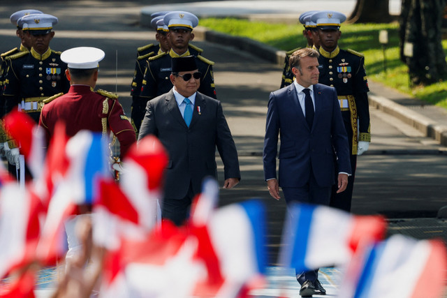 Presiden Prabowo Subianto bersama Presiden Prancis Emmanuel Macron memeriksa pasukan saat kunjungan kenegaraan di Istana Merdeka, Jakarta, Rabu (28/5/2025). Foto: Ajeng Dinar Ulfiana/REUTERS