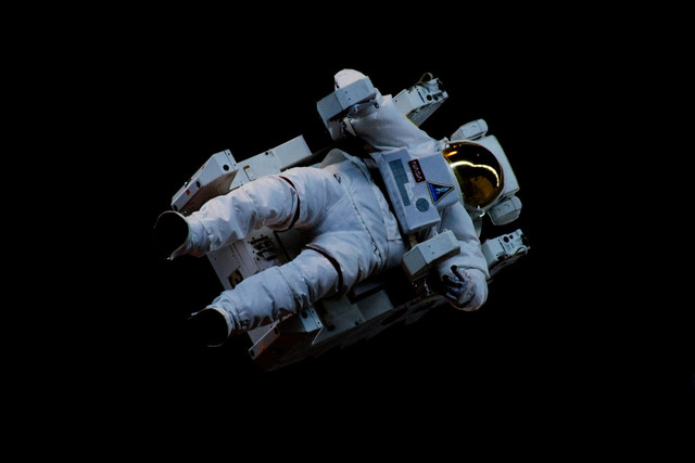 Ilustrasi Sinopsis Lost in Starlight. Unsplash.com/Niketh Vellanki