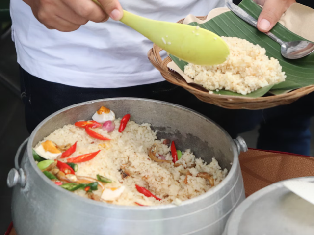 makanan sunda enak di bandung. Foto Hanya Ilustrasi Bukan Tempat Sebenarnya. Sumber Foto: Unsplash/Mufid Majnun