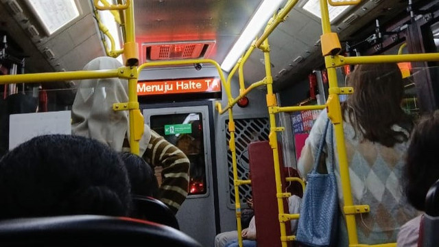 Suasana di dalam bus TransJakarta saat perjalanan malam hari. (Dok. Pribadi)