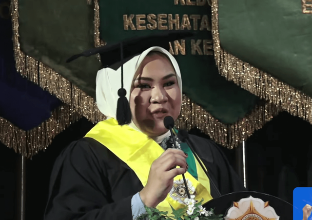 Faiza SAlsabila Rahmah, wakil wisudawan, mengajak hadirin berdoa untuk Argo, mahasiswa FH UGM yang tewas ditabrak. Foto: Dok UGM TV