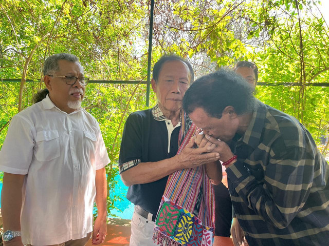 Ketum GRIB Jaya Hercules minta maaf ke Eks Gubernur DKI Jakarta Sutiyoso di kawasan Cibubur, Rabu (28/5). Foto: Dok. Istimewa