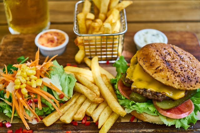 Burger Enak di Jakarta. Foto hanya ilustrasi, bukan tempat sebenarnya. Sumber: Pexels/Enginakyurt