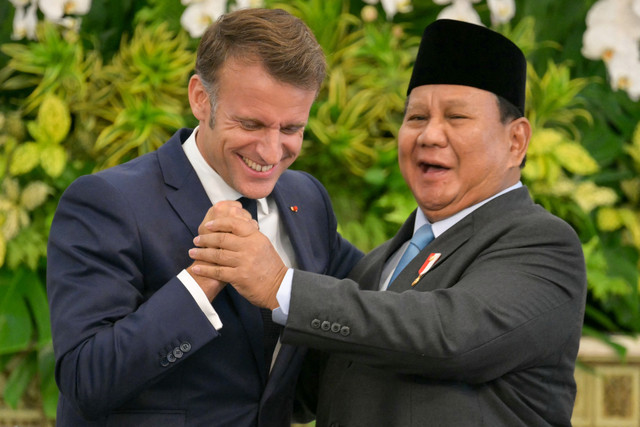 Presiden Prancis Emmanuel Macron (kiri) dan Presiden Indonesia Prabowo Subianto berjabat tangan usai konferensi pers di Istana Merdeka di Jakarta pada 28 Mei 2025. Foto: Bay Ismoyo/AFP