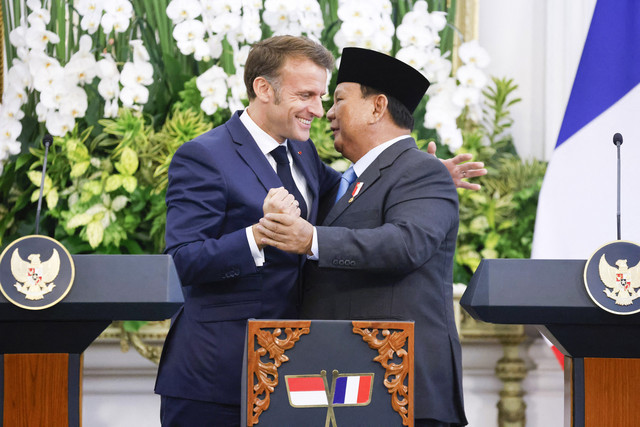Presiden Prancis Emmanuel Macron (kiri) dan Presiden Indonesia Prabowo Subianto berjabat tangan usai konferensi pers di Istana Merdeka di Jakarta pada 28 Mei 2025. Foto: Bay Ismoyo/AFP