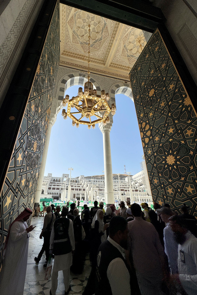 Jemaah calon haji dari berbagai negara berjalan di area perluasan tahap ketiga Masjidil Haram, Makkah, Arab Saudi, Selasa (27/5/2025). Foto: Andika Wahyu/ANTARA FOTO