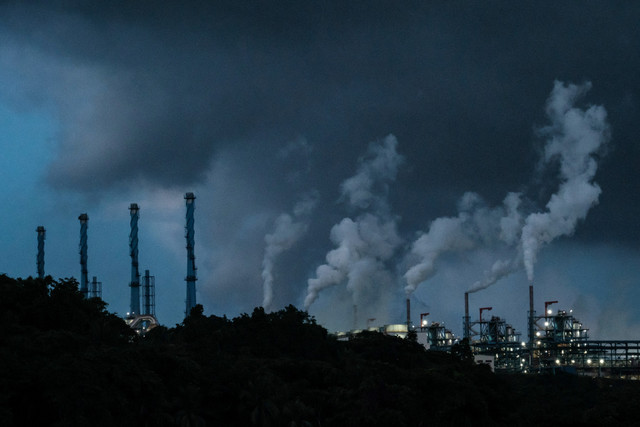 Asap mengepul di Weda Bay Industrial Park (WBIP), pusat pengolahan dan peleburan nikel utama, di Lelilef Sawai, Halmahera Tengah, Maluku Utara. Foto: Yasuyoshi Chiba/AFP