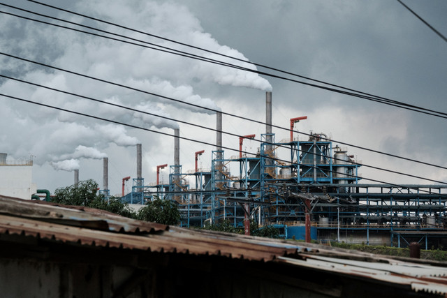 Asap mengepul di Weda Bay Industrial Park (WBIP), pusat pengolahan dan peleburan nikel utama, di Lelilef Sawai, Halmahera Tengah, Maluku Utara. Foto: Yasuyoshi Chiba/AFP