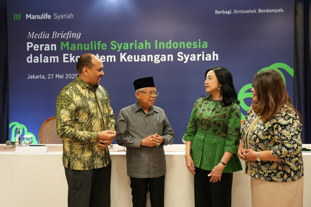 Ketua Dewan Pengawas Syariah Manulife Syariah Indonesia Ma'ruf Amin, Presiden Direktur Manulife Syariah Indonesia Fauzi Arfan, dan Wakil Presiden Direktur & Deputy CEO Manulife Indonesia Novita Rumngangun. Foto:  Manullife Syariah Indonesia