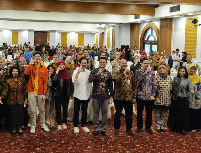 Memperingati Hari Jamu Nasional, Direktur PT Sido Muncul, Dr. (H.C.) Irwan Hidayat, menjadi salah satu narasumber dalam talkshow “Hari Jamu Nasional: Jamu Menjaga Tradisi, Menyatukan Generasi”, bersama Kepala BPOM RI, dr. Taruna Ikrar, M.Biomed., MD., Ph.D.; serta aktor, musisi muda sekaligus Brand Ambassador salah satu produk Sido Muncul, El Rumi, Selasa (27/5). Foto: kumparan