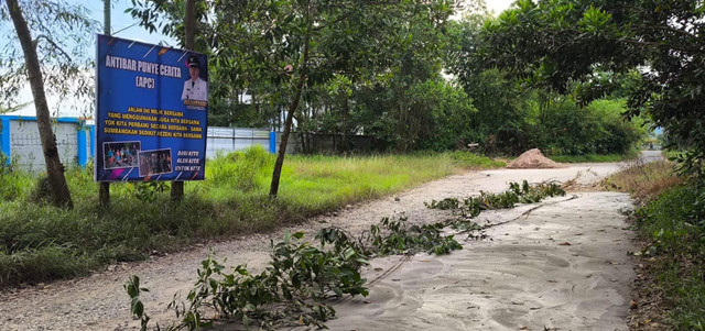 Kondisi jalan di Desa Antibar, Kecamatan Mempawah Timur, Kabupaten Mempawah. Foto: M. Zain/Hi!Pontianak