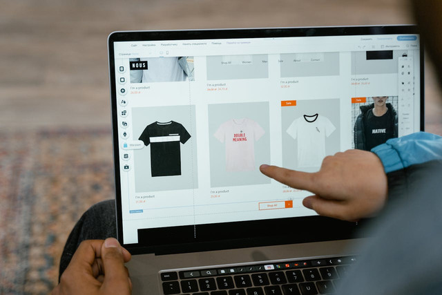 Ilustrasi kata-kata promosi baju. Foto: Pexels.com