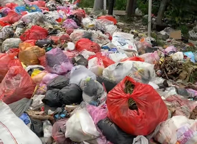 limbah plastik yang menumpuk (sumber: dokumentasi pribadi)