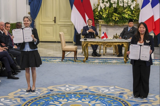 Imelda Tanoto, RGE Managing Director (kanan) dan Helle Kristoffersen, President Asia and Member of the Executive Committee, TotalEnergies (kiri) mengumumkan Perjanjian Investasi Bersama antara RGE dan TotalEnergies. Foto: Istimewa