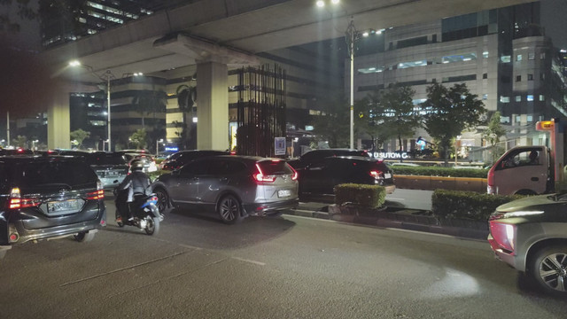 Sejumlah kendaraan terjebak kemacetan di Jalan Rasuna Said, Jakarta Selatan, Rabu (28/5/2025). Foto: Luthfi Humam/kumparan