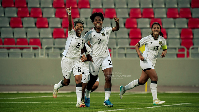 Aksi Timnas Wanita Indonesia saat berhadapan dengan Yordania di FIFA Women's Matchday di King Abdullah Stadium, Amman, Rabu (28/5). Foto: PSSI